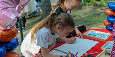 Powiększ grafikę: festyn-rodzinny-misiowe-urodziny-60-lat-razem-634911.jpg