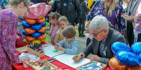 Powiększ grafikę: festyn-rodzinny-misiowe-urodziny-60-lat-razem-634918.jpg