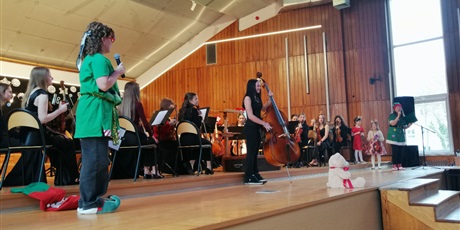 Grupa Niebieska na koncercie ,,Świąteczna Misja" w Szkole Muzycznej