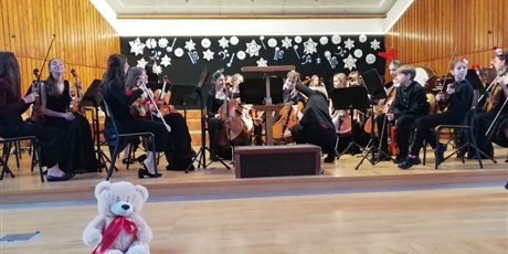 Powiększ grafikę: grupa-niebieska-na-koncercie-swiateczna-misja-w-szkole-muzycznej-670598.jpg