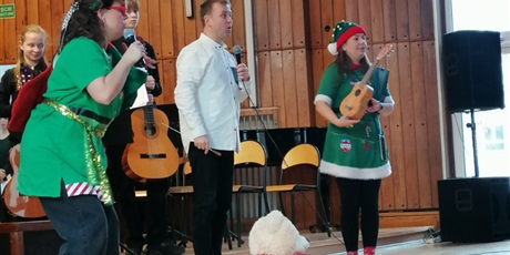 Powiększ grafikę: grupa-niebieska-na-koncercie-swiateczna-misja-w-szkole-muzycznej-670600.jpg