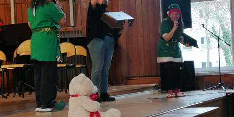 Powiększ grafikę: grupa-niebieska-na-koncercie-swiateczna-misja-w-szkole-muzycznej-670603.jpg