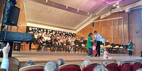 Powiększ grafikę: grupa-niebieska-na-koncercie-swiateczna-misja-w-szkole-muzycznej-670611.jpg