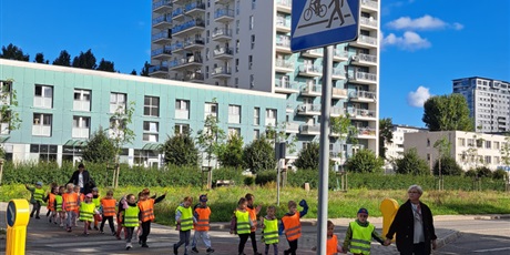 Powiększ grafikę: spacer-edukacyjny-grupy-niebieskiej-645111.jpg