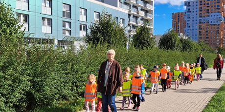 Powiększ grafikę: spacer-edukacyjny-grupy-niebieskiej-645112.jpg