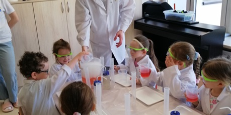 Powiększ grafikę: warsztaty-suchy-lod-i-magiczna-chmurka-687776.jpg