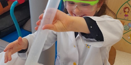 Powiększ grafikę: warsztaty-suchy-lod-i-magiczna-chmurka-687777.jpg