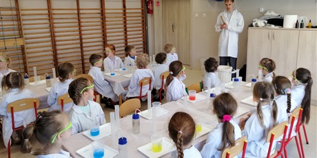 Powiększ grafikę: warsztaty-suchy-lod-i-magiczna-chmurka-687779.jpg