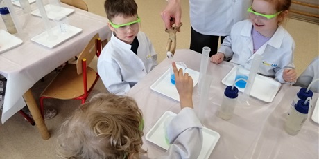 Powiększ grafikę: warsztaty-suchy-lod-i-magiczna-chmurka-687780.jpg