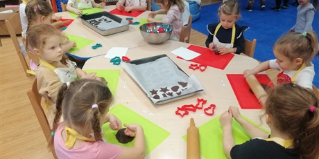 Powiększ grafikę: zajecia-kulinarne-pieczenie-i-dekorowanie-pierniczkow-666902.jpg