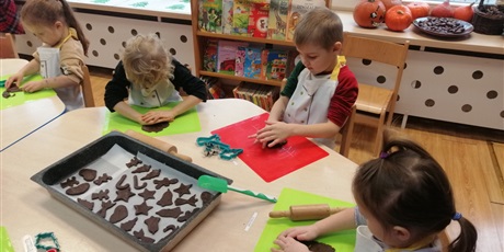 Powiększ grafikę: zajecia-kulinarne-pieczenie-i-dekorowanie-pierniczkow-666903.jpg