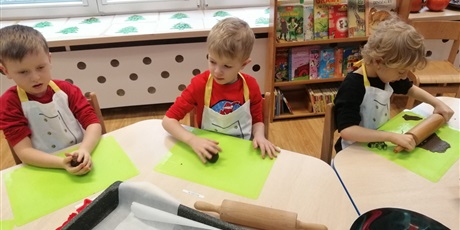 Powiększ grafikę: zajecia-kulinarne-pieczenie-i-dekorowanie-pierniczkow-666905.jpg