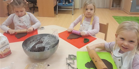 Powiększ grafikę: zajecia-kulinarne-pieczenie-i-dekorowanie-pierniczkow-666906.jpg