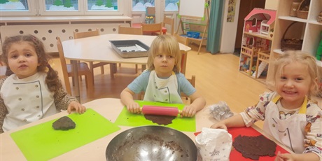 Powiększ grafikę: zajecia-kulinarne-pieczenie-i-dekorowanie-pierniczkow-666909.jpg