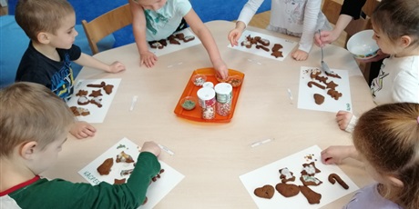 Powiększ grafikę: zajecia-kulinarne-pieczenie-i-dekorowanie-pierniczkow-666911.jpg